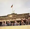 Günter Mittag (2.v.l.) an der Berliner Mauer, 1986