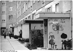 Goldene Hausnummer in Berlin-Hellersdorf (zu erkennen am vordersten Haus)