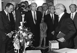 Besuch des Engels-Hauses in Wuppertal, bei dem Honecker eine bronzene Plastik übergab. Links im Bild Michael Knieriem.