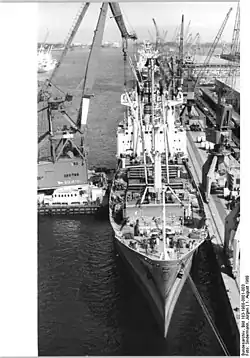 Einsatz des Schwimmkrans Goliath an einem Frachter des Typs XD