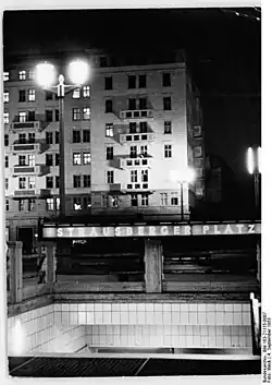 U-Bahn-Eingang Strausberger Platz mit Paulick-Kandelaber, September 1953