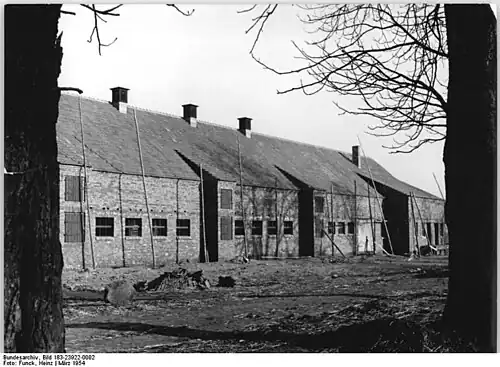 Groß-Langerwisch, Wohnhaus des VEG, 26.3.1954: in Bau befindlicher Rinderstall für 70 Rinder mit vorgesehener damaliger moderner Ausstattung: u.&nbsp;a. eine elektrische Melkanlage. Im Mai sollte der Rinderstall fertig sein.