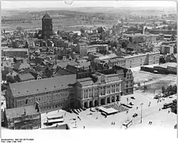 Rostocker Rathaus im Jahr 1956 mit „Hasenstall“ und Giebelhäusern