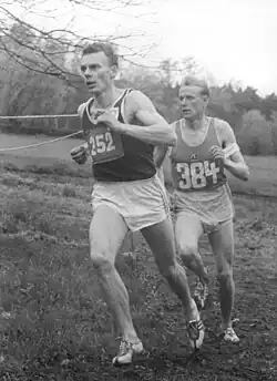 Wie sechs Tage später über 10.000&nbsp;Meter wurde Hans Grodotzki (auf dem Foto bei einem Waldlauf im Jahr 1959) Olympiazweiter