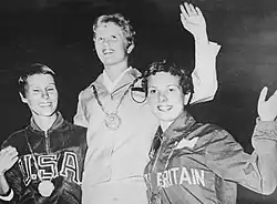 Schwarzweißfoto der drei Medaillengewinnerinnen im Trainingsanzug