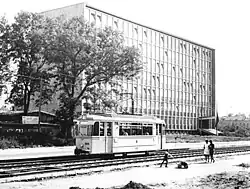 Gotha-Triebwagen der Linie 5 auf der Anna­berger Straße vor dem Forschungs­zentrum des Werkzeugmaschinenbaues, 1960