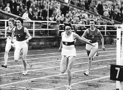 Hannelore Raepke (auf dem Foto: Läuferin mit der Brille) – 1958 unter ihrem früheren Namen Hannelore Sadau EM-Zweite über 200&nbsp;Meter – erreichte Rang&nbsp;fünf