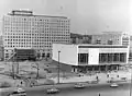Hotel Berolina im Bau; davor das Kino International, kurz vor der Eröffnung (1963)