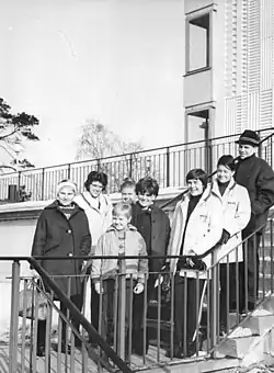 Während ihres Aufenthaltes in Berlin 1964 machten die amerikanischen Eisschnellläuferinnen einen Ausflug zum Müggelturm. Ild zeigt ein Gruppenfoto des Teams