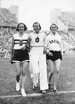 Vizeeuropameisterin Dorothy Tyler (rechts) nach ihrer Silbermedaille bei den Olympischen Spielen 1936 zusammen mit Elfriede Kaun (links) und Olympiasiegerin Ibolya&nbsp;Csák