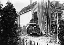 StuH 42 (ohne Mündungsbremse) in Bereitstellung, 1944 in Arnheim (Niederlande).