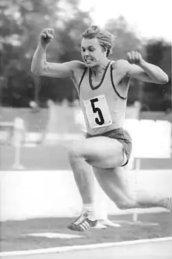 Schwarzweißfoto mit Gora in der Sprungphase.