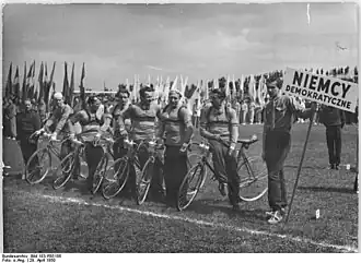 Die DDR-Mannschaft bei der Internationalen Friedensfahrt 1950 mit Otto Busse (4. v. r.)