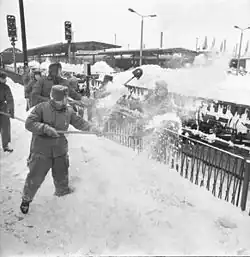 NVA-Soldaten beim Schneeräumen in Neubrandenburg, während der Schneekatastrophe in Norddeutschland 1978