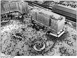 Brunnen und Platz mit Spiralmuster, 1979