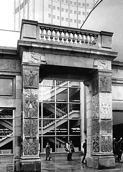 Im Hof der Karl-Marx-Universität (1981–2007)