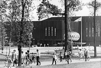 Einst Pionierpalast „Ernst Thälmann“, heute Freizeit- und Erholungszentrum: Alex und Ariane verbringen einen Teil ihrer Freizeit bei der Pioniereisenbahn und im Raumfahrtzentrum
