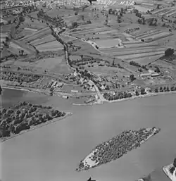 Bilder der Rheinbefliegung von 1953, von links nach rechts: Hafeneinfahrt Lauterbourg, Insel mit Büschen vor dem Auer Köpfle und der Einmündung des Illinger Altrheins, der Fahrkopf mit einer zweiten Insel am rechten Rheinufer