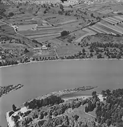 Bilder der Rheinbefliegung von 1953, von links nach rechts: Hafeneinfahrt Lauterbourg, Insel mit Büschen vor dem Auer Köpfle und der Einmündung des Illinger Altrheins, der Fahrkopf mit einer zweiten Insel am rechten Rheinufer