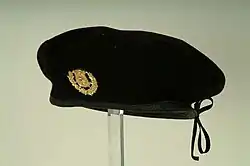 Schwarzes Barett eines Eingeteilten Beamten der Polizei