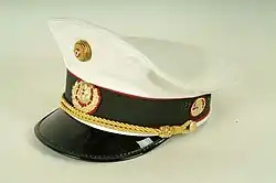 Weiße Tellerkappe eines Eingeteilten Beamten der Polizei