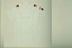 Kurzärmeliges, weißes Hemd der Polizei