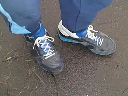 Früheres Modell der Bundeswehr Sport­schuhe Gelände mit langer Trainings­hose.