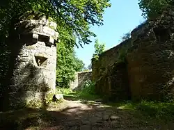 Eingangstor mit Vorwerk