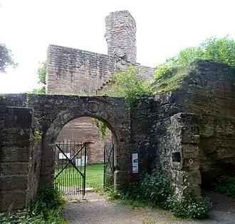 Eingang zum Zwinger der Burg