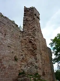 Reste des fünfeckigen Bergfrieds innerhalb der Schildmauer