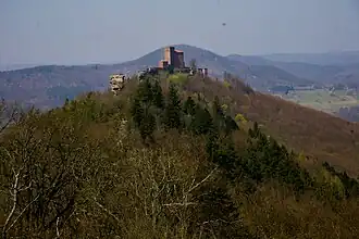 Burg Anebos links vor dem Trifels