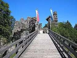 Die moderne Holzbrücke mit der Hauptburg