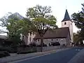 Gesamtansicht der Burg mit dahinterliegendem Kirchturm der Martinskirche rechts