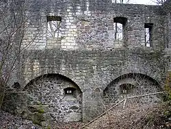 Die stark restaurierte Ostwand der Kernburg