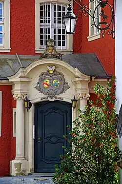 Eingangs­portal neben dem Turm