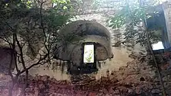 Rechts: Durchgang zur Hochburg (Tor III), Links: Fensternische mit Sitzbänken in der Ostwand des Palas