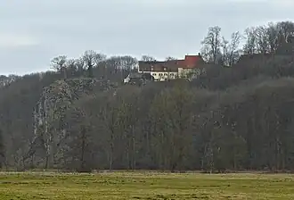 Links Felsen der Hauptburg, rechts ehemalige Vorburg