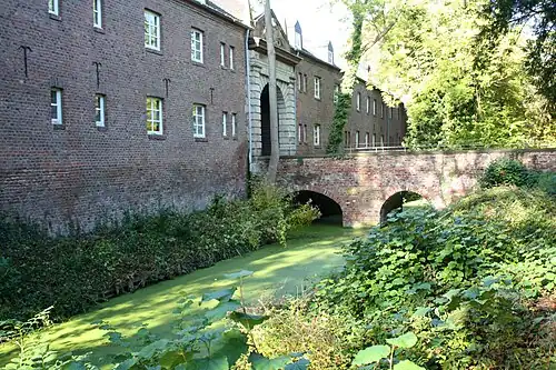 Zugang der Burganlage von Osten