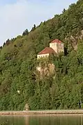 Gesamtlage der Burg oberhalb der Donau