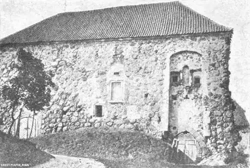 Blick auf den Nordostflügel um 1922. Das Haupttor befindet sich rechts. Damals verfügte der Flügel noch über ein Dach.