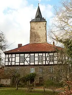 Bergfried mit früherem Amtshaus