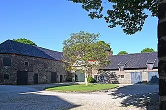 Vorburg mit Wirtschaftsgebäuden