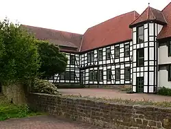 Rückseite des Rathauses und Innenhof der Burg Rehburg als Zweiflügelanlage; rechts der historisierende Turm aus den 1980er Jahren