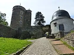 Blick vom 2. Burghof zum Schösserturm und Johannis/Coselturm, dazwischen Hauptzugang zum 3. Burghof, ehemals Zugang zur Hauptburg