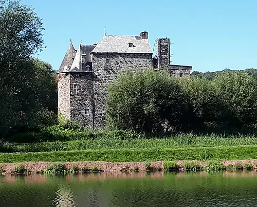 Ostansicht mit Fischteich