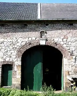 Portal mit Schlussstein (1682) im Westflügel