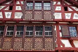 Die vertäferten Zugladenkästen auf der Gassenseite sind bemalt.