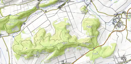 Die topographische Karte zeigt mit Höhenlinien bewaldete und unbewaldete Gebiete, Berge mit Höhenangaben sowie Verkehrswege
