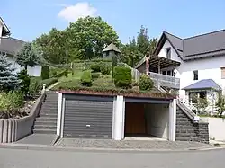 Schutthügel des Burgberges mit Glockentürmchen