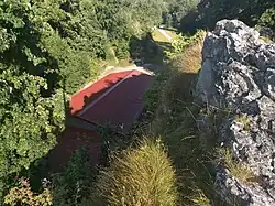 Blick von der Oberburg nach Osten auf den Bereich der Unterburg (auf dem heute ein Gebäude des Schützenvereins steht) und den dahinter liegenden Bereich der ehemaligen Vorburg und den Wirtschaftshof.